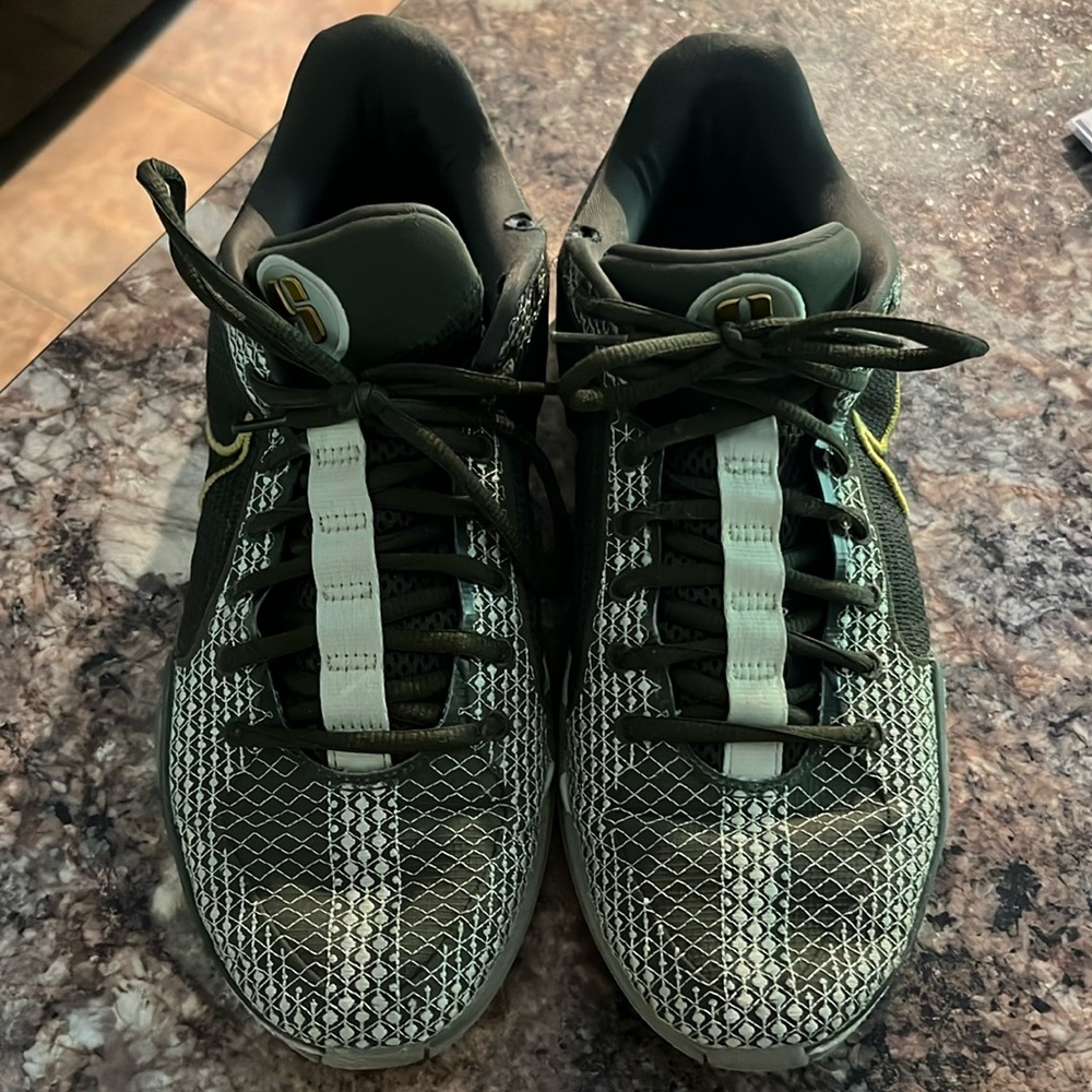 Sabrina Dedication basketball shoe